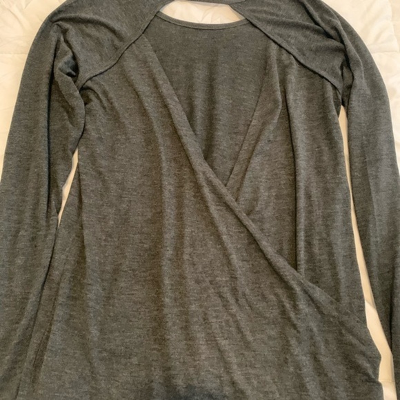 Nicole Miller Gray Active Open Back Top - Picture 2 of 5